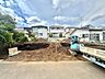 その他：建築前の更地と周囲の住宅が見える敷地の様子