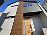 外観：木目調の玄関ドアがある住宅外観