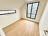 洋室：窓からの眺望があるシンプルな洋室です