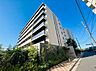 外観：複数階建てのマンションの外観周辺は青空と緑が見える環境