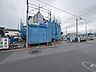 外観：建築中の建物と前面道路の様子