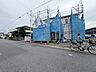 外観：建築中の建物と前面道路の様子