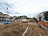 外観：造成中の住宅地で建築準備が進む現場