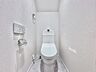 トイレ：白を基調としたシンプルなトイレ空間です