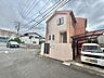 外観：角地に建つ2階建て住宅の外観、駐車スペースあり