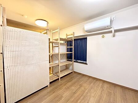 棚とエアコンがあるシンプルな室内