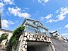 外観：青空の下に見える戸建て住宅の外観