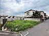 外観：住宅街の角地にある敷地が草で覆われています