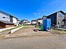 周辺：住宅地の建築現場と青い仮設トイレ