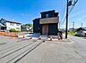 外観：道路に面した黒い外観の新築住宅です