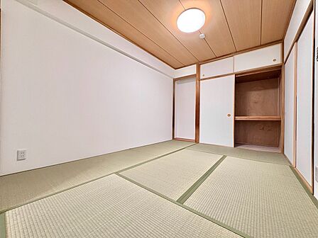畳敷きの和室収納と床の間が見える