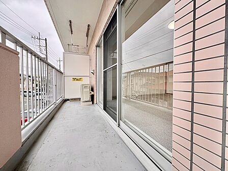 建物沿いの屋外共用通路