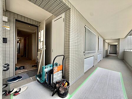 玄関スペースと広めのバルコニーが見える室内の様子