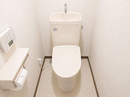 シンプルで清潔感のあるトイレ空間です