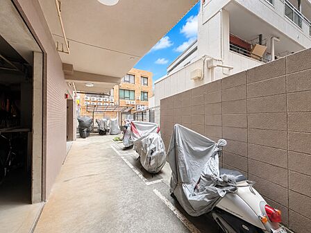 建物横のバイク置き場と通路の様子