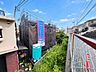 周辺：建物脇の細い通路と周辺住宅の眺め