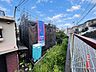 周辺：住宅街の建物と隣接する細い通路