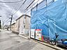 外観：建築中の建物と前面道路