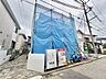 外観：青いシートで覆われた建築中の建物