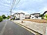 外観：住宅街の整備された区画の外観と周辺道路