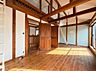 寝室：木の梁が見える開放的な室内