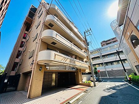 道路沿いに建つ集合住宅の外観