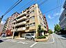 外観：道路沿いに建つ集合住宅の外観