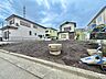 外観：建築中の戸建て住宅と整地された敷地