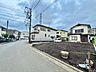 外観：前面道路に面した整形地と戸建て住宅