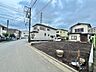 外観：住宅街にある戸建てと前面道路