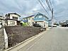 周辺：前面道路と隣接する更地、住宅街の街並み