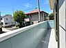 バルコニー：建物沿いのバルコニーから周辺住宅を望む