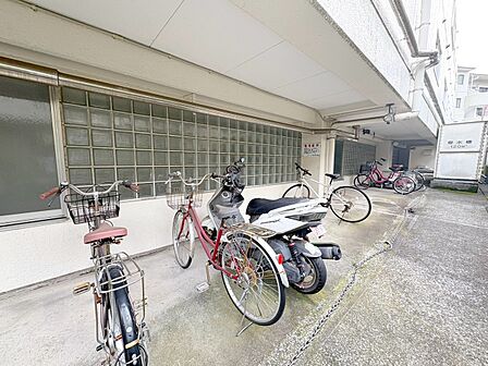 建物脇に複数の自転車置き場