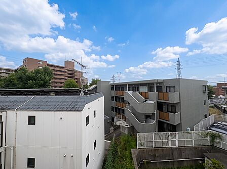 周辺の住宅街を望む建物外観