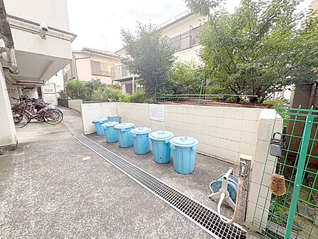 建物脇の舗装スペースと植栽