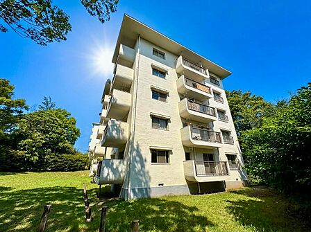 緑に囲まれた集合住宅の外観