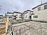 外観：建築中の戸建て住宅と周辺の住宅街