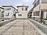 周辺：住宅街にある整備中の敷地と周辺住宅