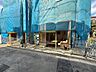 外観：青い養生シートで覆われた建物の外観