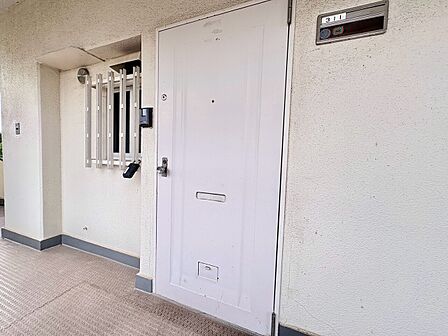 玄関ドアと隣接する収納扉