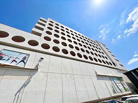 青空を背景にした建物外観