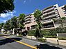 外観：植栽のある集合住宅の外観と前面道路