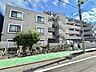 外観：街路樹と植栽のあるマンション外観