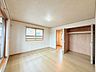 洋室：窓と収納を備えた明るい洋室