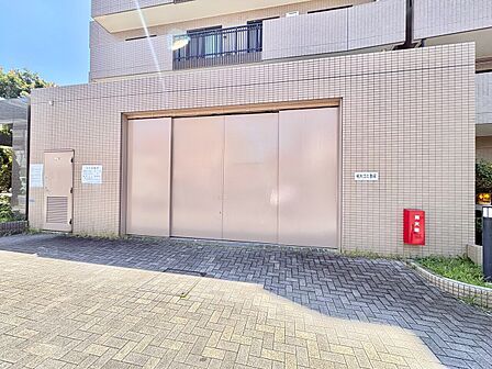 建物正面のシャッター付き車庫