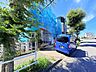 外観：青い外壁の建物と前面道路