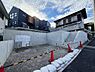 外観：道路沿いに建つ住宅の外観