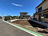 外観：道路沿いの敷地と建物外観