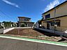外観：建物外観と前面道路、整備中の敷地