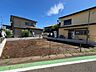 外観：道路に面した戸建て住宅と整地された前庭